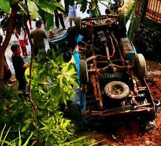 Pick Up Hantam Tebing