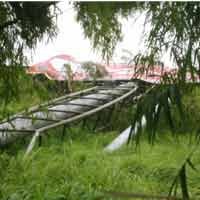 Dua Papan Reklame Besar dan Tiang Listrik Roboh 