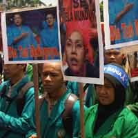 500 Mahasiswa Panjat & Goyang Pagar DPR