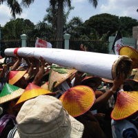 Massa Petani Tembakau Sulut Rokok Raksasa di Depan DPR