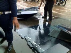 Atap Halte TransJ Depan KPK Terbang Diterjang Angin Kencang