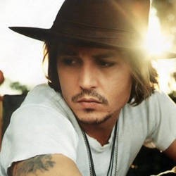 Alice in Wonderland Bikin Johnny Depp Suka Pakai Rok