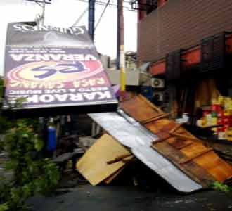 Angin Kencang Landa Surabaya