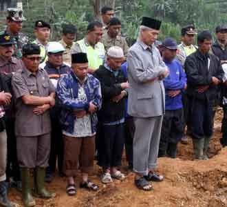 Salat Gaib untuk Korban Longsor