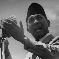 Bung Karno Lompat ke Meja