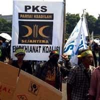 Pro SBY Copoti Spanduk Anti SBY Lalu Gelar Spanduk Hujat PKS & Golkar