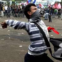 Hindari Semprotan Water Cannon, Pendemo Robohkan Pagar Tol