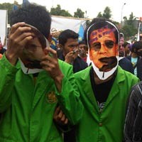 Massa Anti SBY Ngamuk di DPR, Polisi Tembakkan Gas Air Mata