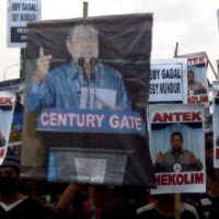 Ratusan Pendemo Kumpul di Parkir Timur Senayan