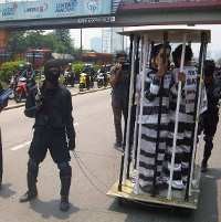 SBY, Sri Mulyani & Boediono Dipenjara di Depan DPR