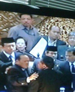 Ruang Sidang Kosong, Meja Pimpinan Acak-acakan