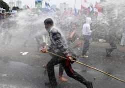 Demonstran Hamil 8 Bulan Pingsan Ditembak Water Cannon
