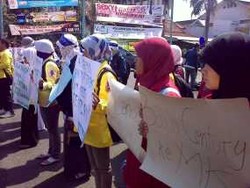 Mahasiswa Semarang Tuntut Skandal Century Dibawa ke Jalur Hukum 