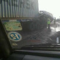 Kontainer Dievakuasi, Kendaraan Mengular Hingga 8 Km