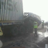 Kontainer versus Truk Tangki, Macet di Tol Ancol Arah Kemayoran