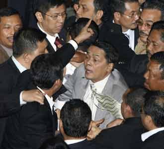 Anggota Dewan Saling Dorong