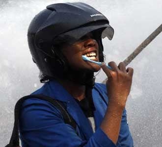 Demo Ricuh, Demonstran Gosok Gigi
