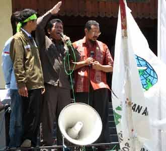 Demo Penuntasan Skandal Century di Solo Demo Penuntasan Skandal Century di Solo