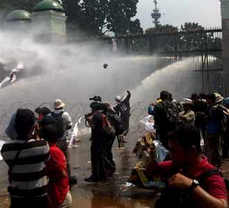 Water Cannon Halau Demonstran
