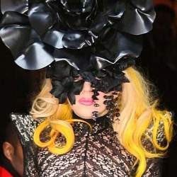 Pergi Makan Malam, Lady Gaga Berbaju Transparan