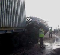 Kontainer Seruduk Truk Tangki
