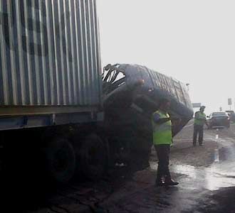 Kontainer Seruduk Truk Tangki