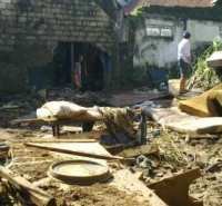 Warga Bersihkan Lumpur Sisa Banjir