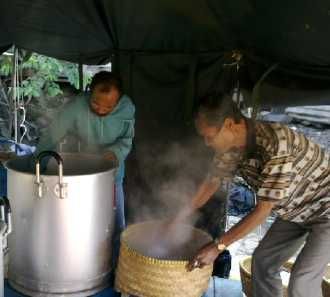 Posko Korban Luapan Sungai Cisaranten