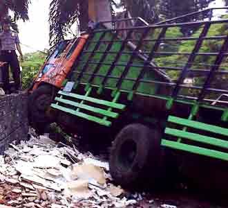 Truk Air Tabrak Pohon
