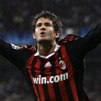 Pato Masih Mungkin Main Lawan MU