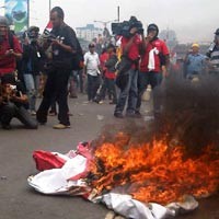 Tembus Barikade, Massa Anti-SBY Bakar Spanduk SBY-Boediono