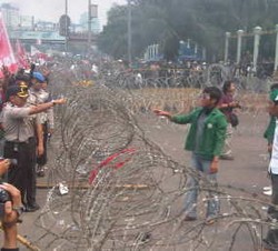 Lempari Polisi dengan Batu, 3 Pendemo Ditangkap