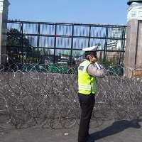  Halaman Gedung DPR Dibarikade Kawat Berduri 4 Lapis