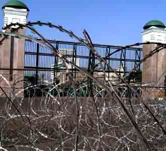 Gedung DPR Dikelilingi Kawat Berduri