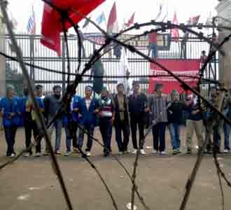 Demonstran Tembus Kawat Berduri