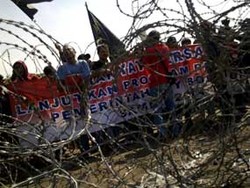 DPR Masih Jadi Sasaran Para Demonstran