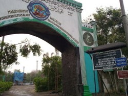 Makam Mbah Priok Akan Digusur, Puluhan Santri Berjaga dengan Senjata Tajam