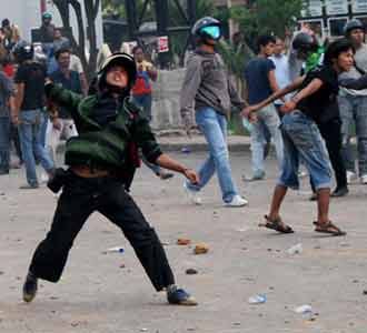 Mahasiswa, Warga dan Polisi Bentrok