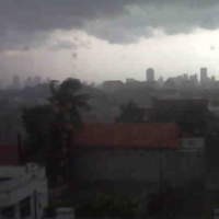 Hujan Angin Disertai Petir Landa Surabaya 