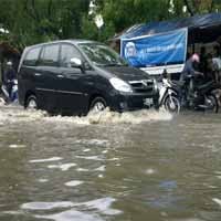 Genangan Air di Rungkut, Banyak Motor Mogok 