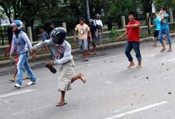 Kecam Rusuh Makassar, Mahasiswa UMS Duduk-duduk di Jalan