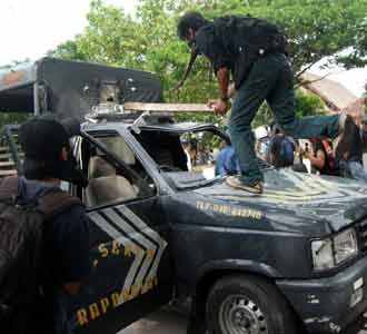 Mobil Patroli Polisi Dirusak Massa