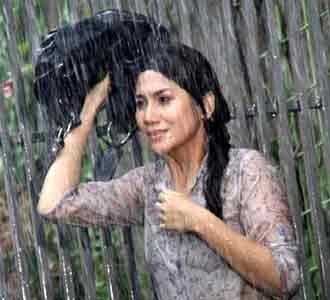 Marini Zumarnis Hujan-hujanan