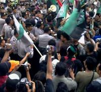 HMI Surabaya-Polisi Saling Dorong