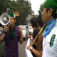 HMI Bandung Lempar Telur ke Plang Mapolwiltabes