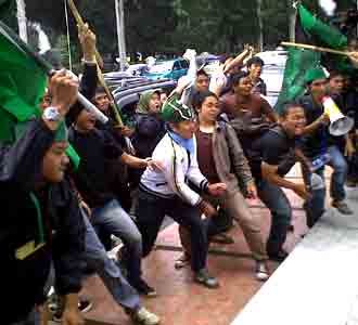 Mapolwiltabes Bandung Dilempari Telur