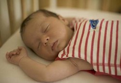 Kapan Bayi Boleh Tidur Pakai Bantal?