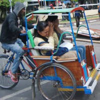 Mahasiswa Sering Tutup Jalan, Tukang Becak dan Sopir Angkot Menjerit