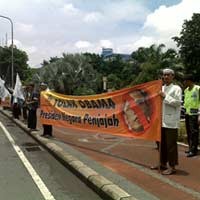 HTI Suarakan Penolakan Kedatangan Obama ke Indonesia