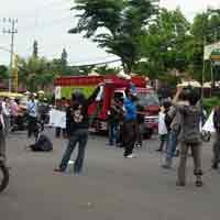 Kecam Polisi, Aktivis HMI Tuban Blokir Jalur Pantura